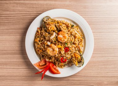 Karides, karides, deniz kabuğu, yumurta ve XO soslu deniz ürünleri pilavı Hong Kong yemeklerinin üst katında izole bir şekilde servis edilir.