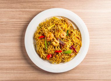 Singapur usulü kızarmış pirinç eriştesi. Hong Kong yemeklerinin en üst katında servis ediliyor.