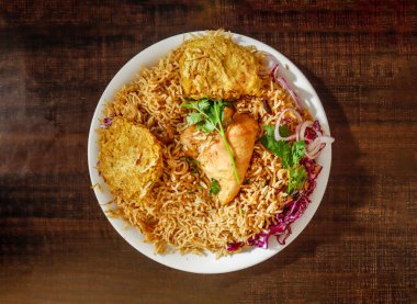 Tavuklu pulao ve shami kebap soğan ve lahana servis edilir izole edilmiş ahşap arka plan Hint baharatları ve Pakistan yemekleri