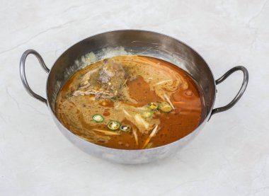 Nihari bifteği ya da Nihaari yemeği, Pakistan ve Hindistan baharatlarının gri arka plan manzarasında Karahi 'de servis edilir.