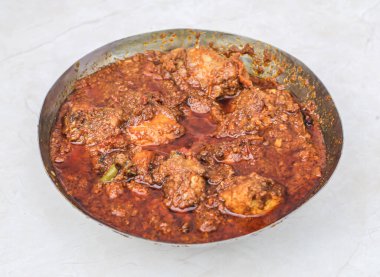 Karahi soslu baharatlı tavuk karahi korma masala. Gri arka planda Pakistan ve Hint baharatları manzaralı.