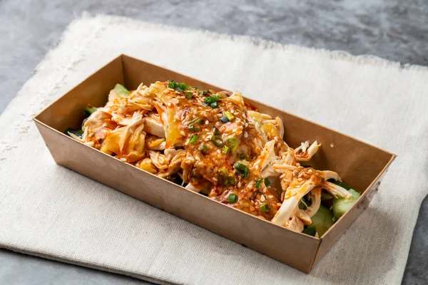 Bashu dilimlenmiş soslu tavuk, taze soğan, susam tohumu ve salatalık Hong Kong fast food 'un ahşap masa manzarasında servis edilir.