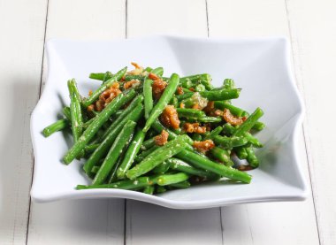 Kurutulmuş karides ve fasulye, Singapur yemeğinin en üst görüntüsünde izole bir şekilde servis edilir.