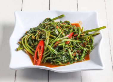 Sambal kangkong, Singapur yemeklerinin en üst katında servis edilir.