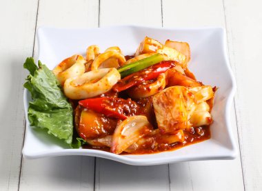 Sebze kalamarlı sambal sotong, Singapur yemeklerinin üst görüntüsünde izole bir şekilde servis edilir.