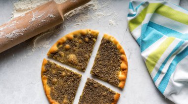 Düz Thyme pizza zaatar turtası, Arap yemeklerinin üst görüntüsünde izole edilmiş.