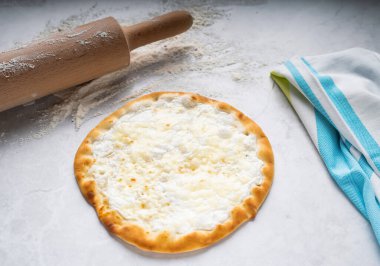 Labneh pizzası, Arap yemeklerinin üst görüntüsünde izole edilmiş.