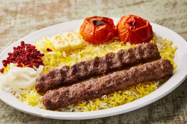 chelo kebap, tebeşir kebabı veya mandi biryani pilavlı cheelo. Masada servis edilen, Arap yemeğinin üst görüntüsünde.