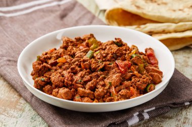 Tavuk ciğeri masala kaleji. Masada servis ediliyor. Arap yemeklerinin üst görüntüsünde.