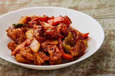 Sebzeli ve domatesli tavuk ve soğanlı. Masanın üstünde, Arap yemeğinin üstünde.