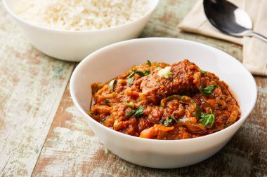 Balık Masala korma, körili karahi haşlanmış pirinçle servis edilir.