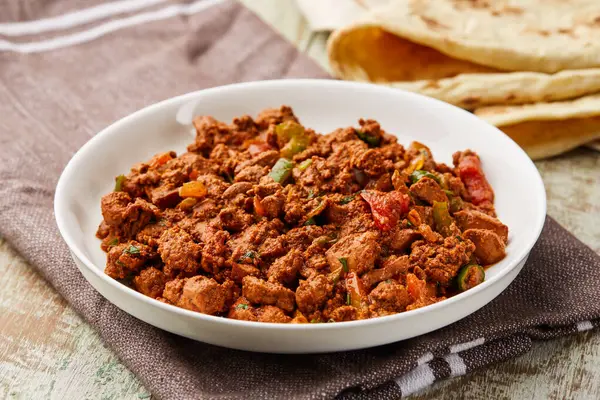 Tavuk ciğeri masala kaleji. Masada servis ediliyor. Arap yemeklerinin üst görüntüsünde.