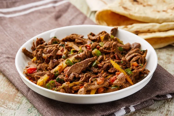 Biftek ciğeri, Masala Kaleji, yemek masasında servis edilir.