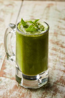 Bardakta servis edilen naneli mojito ile servis edilen limon, Arap yemeklerinin üst görüntüsünde izole edilmiş.