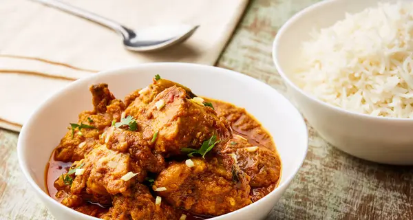 Köfte CurryKorma Masala Karahi ve haşlanmış pilav. Masada servis edilen pirinç, Arap mutfağının en üst katında.