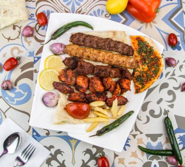 Tikka boti sefası kebap, tavuk, kuzu eti, koyun eti, patates kızartması, pita ekmeği bq tabağı ile karışık ızgara.