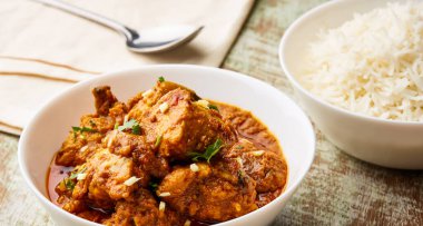 Köfte CurryKorma Masala Karahi ve haşlanmış pilav. Masada servis edilen pirinç, Arap mutfağının en üst katında.