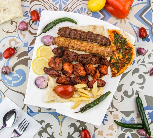 Tikka boti sefası kebap, tavuk, kuzu eti, koyun eti, patates kızartması, pita ekmeği bq tabağı ile karışık ızgara.