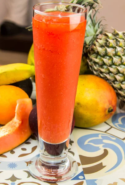 Taze Papaya suyu, Arap içeceği masasının kenarında izole edilmiş bardakta servis edilir.