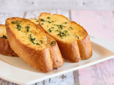 GARLIC BREAD Tostu izole edilmiş ahşap masa üstü manzaralı Arap yemeği aperatiflerinde servis edilir.