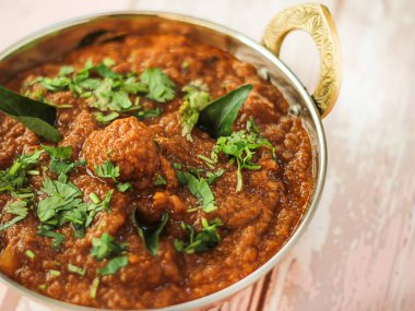 PANEER BÜYÜK MASALA Korma, Karahi 'de karahi masasında servis edildi. Hint baharatlarının üst görüntüsü.