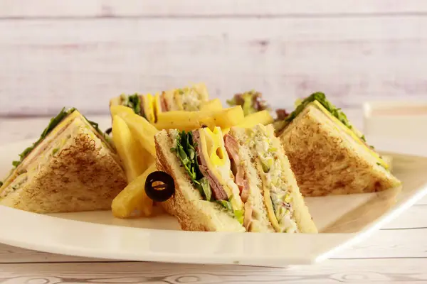 Club Sandwich Met Olijf Frietjes Geserveerd Schotel Geïsoleerd Tafel Closeup — Stockfoto