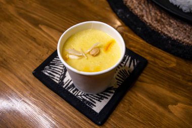 Tatlı Firni, kheer veya pirinç pudingi ahşap arka planda servis edilir Hint tatlıları, bangladeş ve Pakistan yemekleri