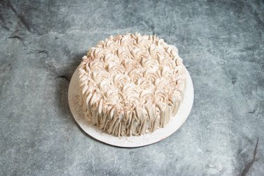 Beyaz Tiramisu keki, arka planda izole edilmiş bir şekilde servis ediliyor. Hindistanda pişmiş Hint tatlısının üst görüntüsü.