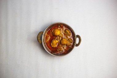 Bangladeş, Hint ve Pakistan geleneksel baharatlı yemeklerinin arka planında karahi soslu Goru bhuna korma masala.