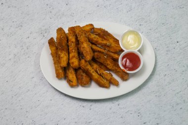 Masala patatesi. Mayonez soslu ve domates ketçaplı don. Gri arka planda, bangladeş fast food 'un üst manzarasında servis edilir.