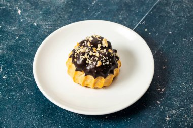 Çikolatalı Puf böreği, kafenin arka planında izole bir şekilde servis edilir.