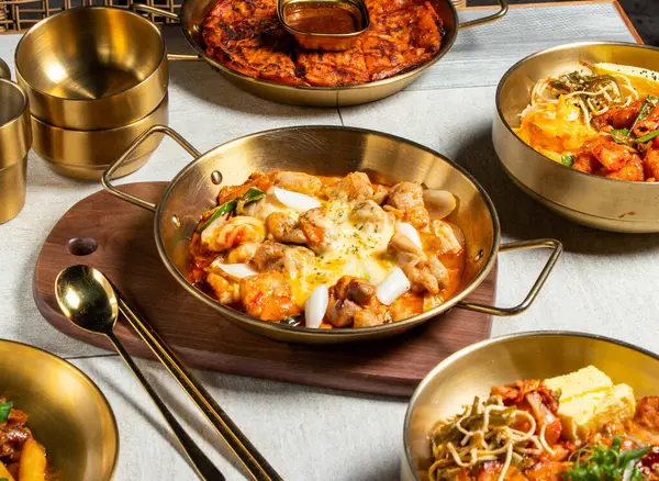 Chuncheon Fried Spicy Chicken Mit Löffel Und Essstäbchen Serviert Goldener Stockbild