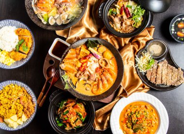 Deniz ürünleri ve tavuk rostosu, Hint cevizi tavuğu, ananaslı deniz ürünleri kızarmış pilav, kızarmış domuz pirzolası, Biber Tavuğu pilavı, Sichuan Kış Eriştesi, Asya yemeklerinin yumuşak tofu üstü.