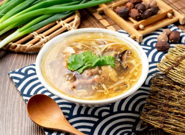 Eski usul mantar çorbası, erişte, taze soğan, kaşık ve çubuklarla servis edilen ve Tayvan yemeğinin peçete tarafından izole edilmiş et çorbası.