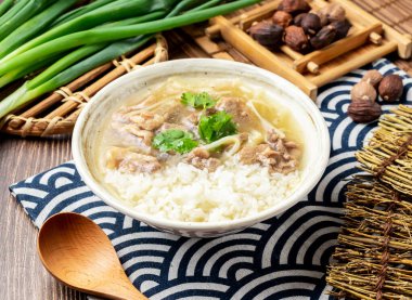 Kızarmış ördek eti ile taze soğan, kaşık ve yemek çubuklarıyla karıştır. Tayvan yemeğinin peçete tarafından izole edilmiş olarak servis et.