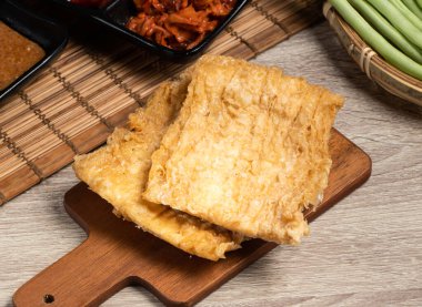 Taze fasulyeli çörekler, tahtadan yapılmış tahtadan yapılmış sağlıklı yiyeceklerin yanında servis edilir.