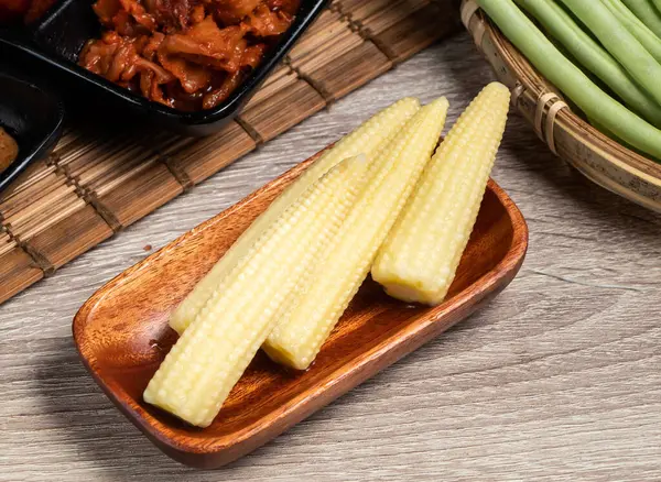 Raw Baby Corn Serviert Schale Isoliert Auf Holzbrett Seitenansicht Von lizenzfreie Stockfotos