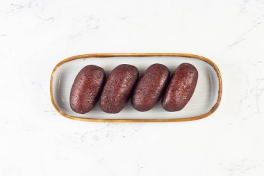 Gulab Jamun, kalo reçeli veya mohan mermer arka planda izole edilmiş tepside servis edilir Hindistan, Pakistan ve Bangladeş 'in tatlı yiyeceklerinin üst manzarası