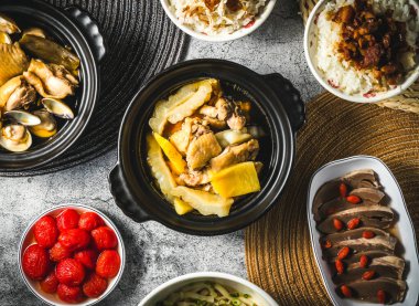 Ananas Acı Kavun Tavuğu, gri arka planda izole edilmiş Tayvan yemeklerinin üst görüntüsünde et suyunda servis edilir.