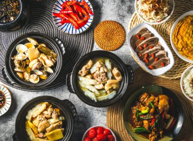 Ananaslı Acı Kavun Tavuğu, Soyulmuş Chili Midye Tavuğu, Soya soslu haşlanmış tavuk, pirinç, Salamura erik domatesleri, Kızarmış soğanlı omlet Tayvan yemeğinin üst görüntüsü.