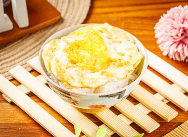 Tahta masa başında Tayvan yemeği manzaralı yumurta omletli beyaz pirinç.