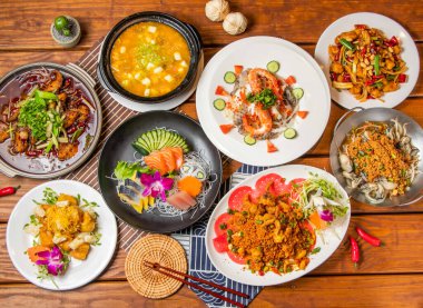 Chongqing Haşlanmış Balık, Yengeç Roe ve Tofu Pot, Ananas Karides Topları, Kapsamlı Sashim, Deniz ürünleri salatası, Kung Pao Tavuğu, Yumuşak Kabuklu Yengeç, Çubuk kenarlı taze fasulye