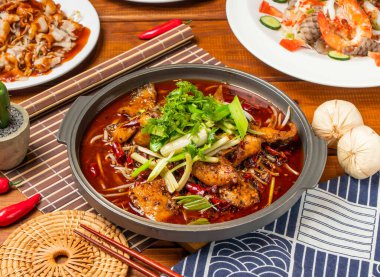 Chongqing Haşlanmış Balık Eriştesi, kırmızı biberli, taze soğanlı kişniş ve yemek çubukları Tayvan yemeği masasında izole edilmiş olarak servis edilir.