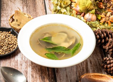 Tayvan fasabatalarının ahşap masa manzarasında servis edilen çatal ve kaşıkla istiridye çorbası.