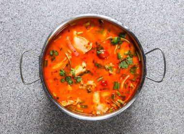 Baharatlı Tom yer elması çorbası ve tavuk çorbası. Gri arka planda Hong Kong fast food 'un üst görüntüsünde izole edilmiş.