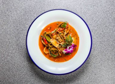 Hong Kong fast food 'un gri arka planında servis edilen salatalıklı ve kişniş soslu kızarmış midye.