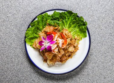 Marul yapraklı Tayland usulü pomelo salatası, salatalık ve kişniş Hong Kong fast food 'un gri arka plan manzarasında servis edilir.