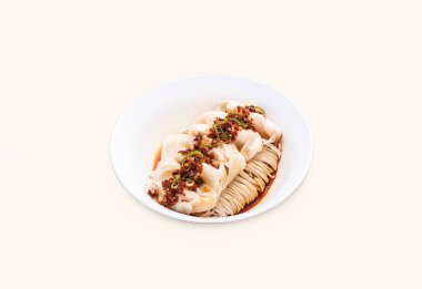 Baharatlı karides ve domuz pastırmalı kuru erişte Hong Kong yemeğinin gri arka planında servis edilen Çin mantısı.