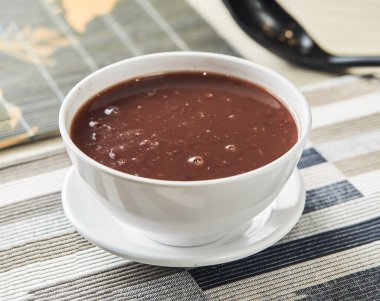 Kırmızı fasulye ezmesi, Çin yemeğinin peçete tarafından izole edilmiş olarak kasede servis edilir.