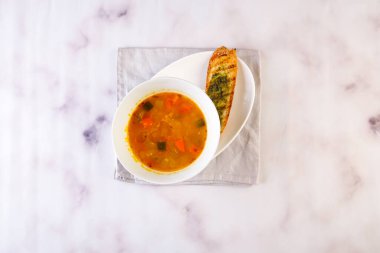 Ekmekli sebze çorbası gri arka planda izole edilmiş İtalyan fast food 'unun üstü.
